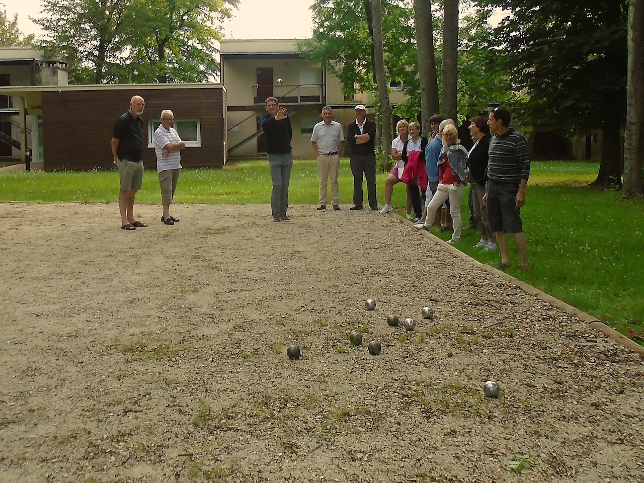 Une partie de pétanque au centre de Serbonnes