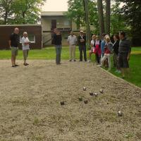 Une partie de pétanque au centre de Serbonnes