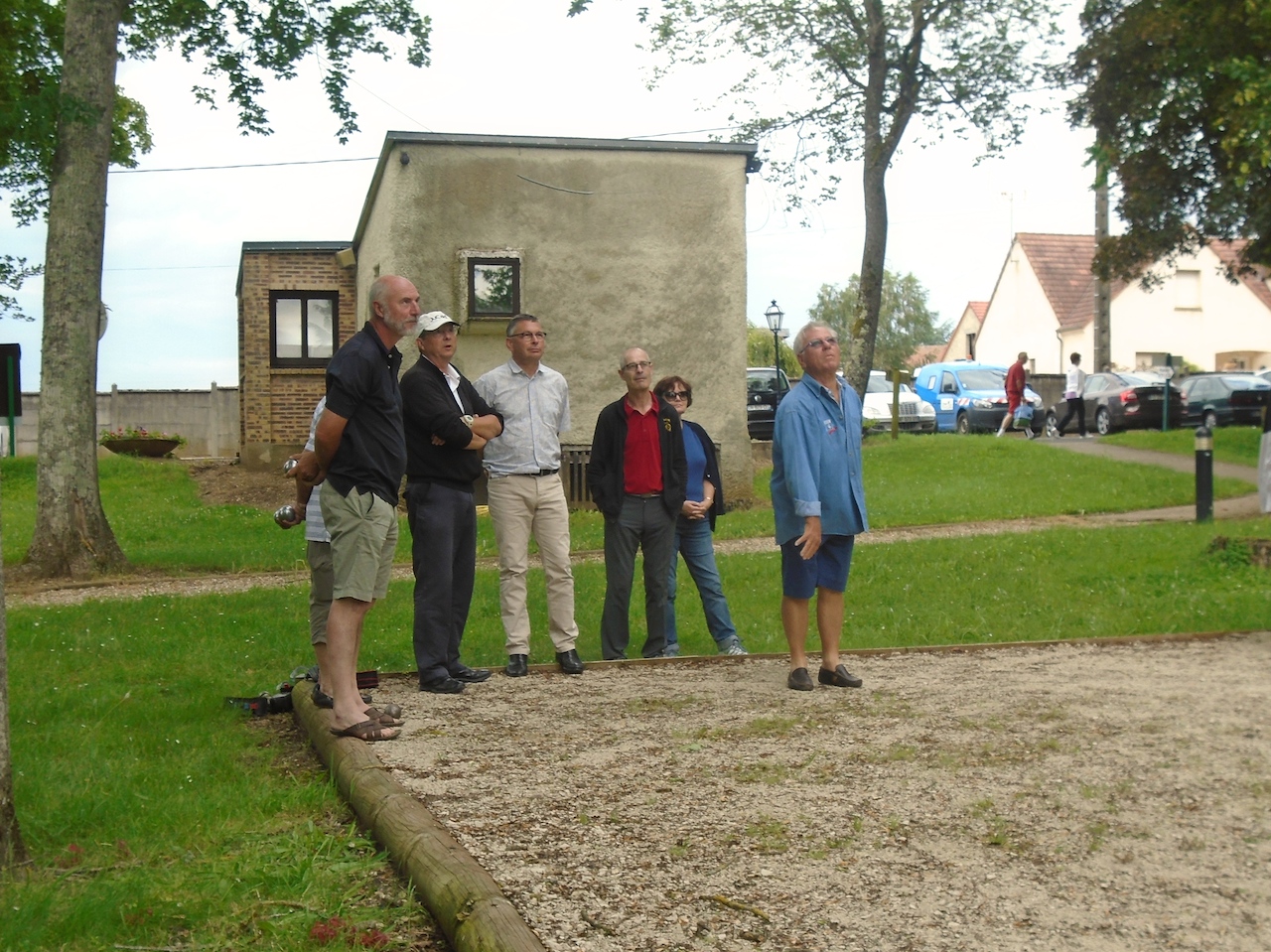 Une partie de pétanque au centre de Serbonnes