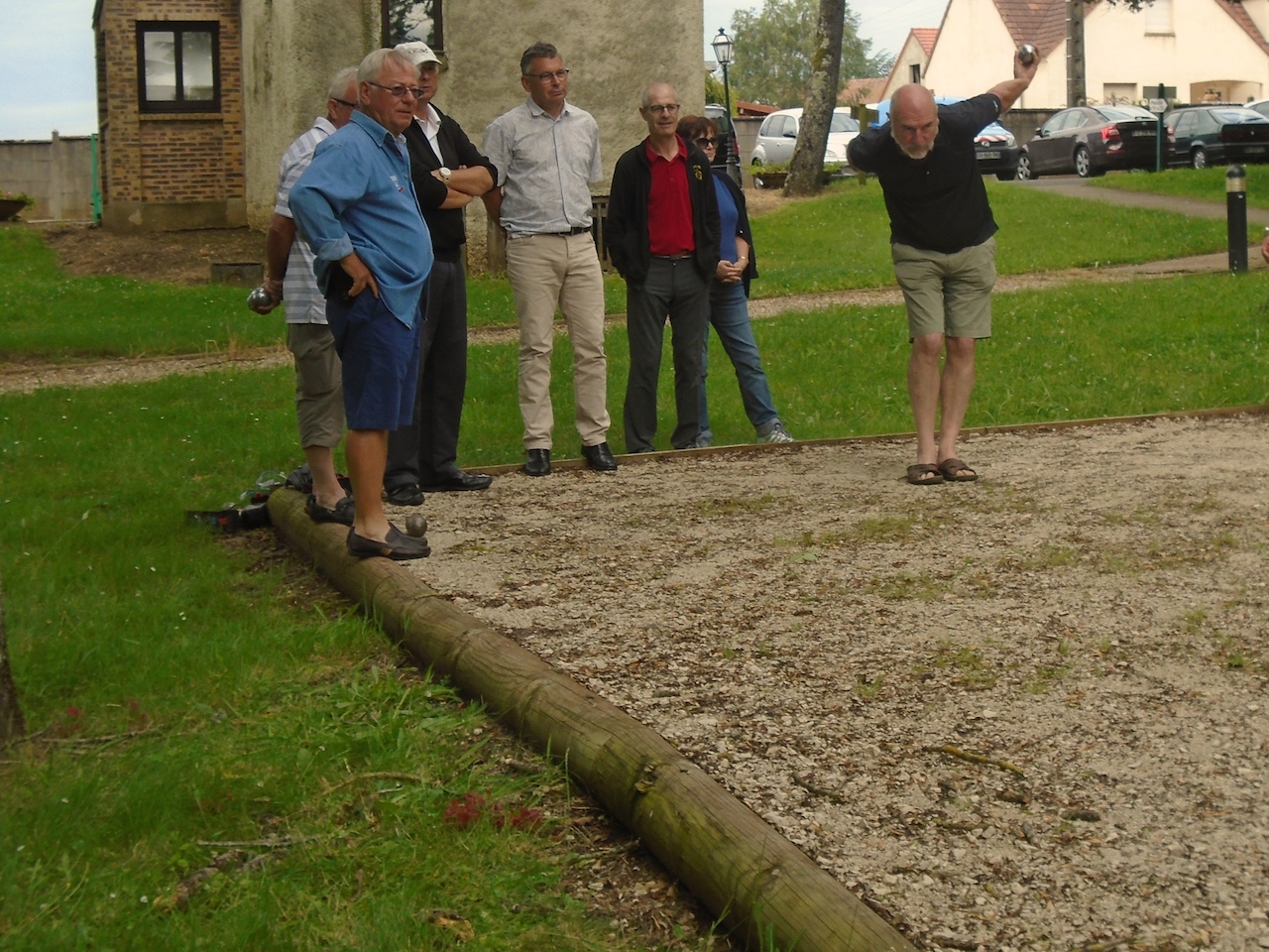 Une partie de pétanque au centre de Serbonnes