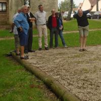 Une partie de pétanque au centre de Serbonnes