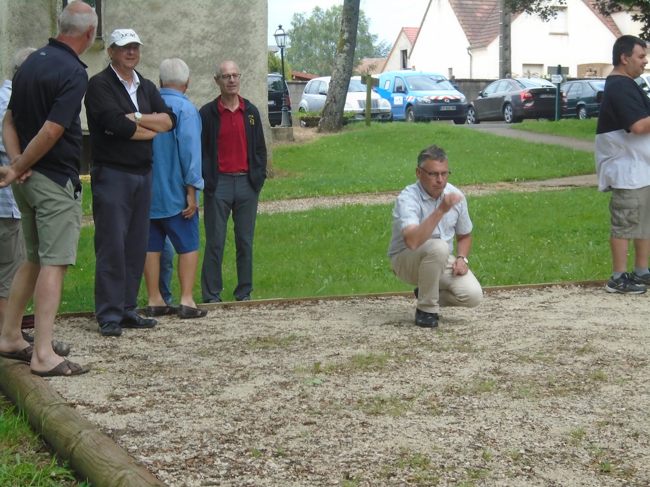 Une partie de pétanque au centre de Serbonnes