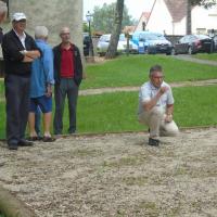 Une partie de pétanque au centre de Serbonnes