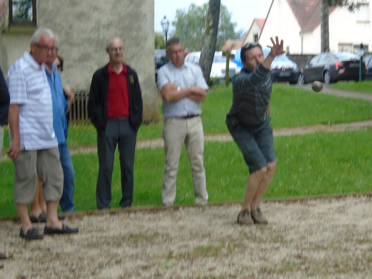 Une partie de pétanque au centre de Serbonnes