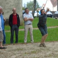 Une partie de pétanque au centre de Serbonnes