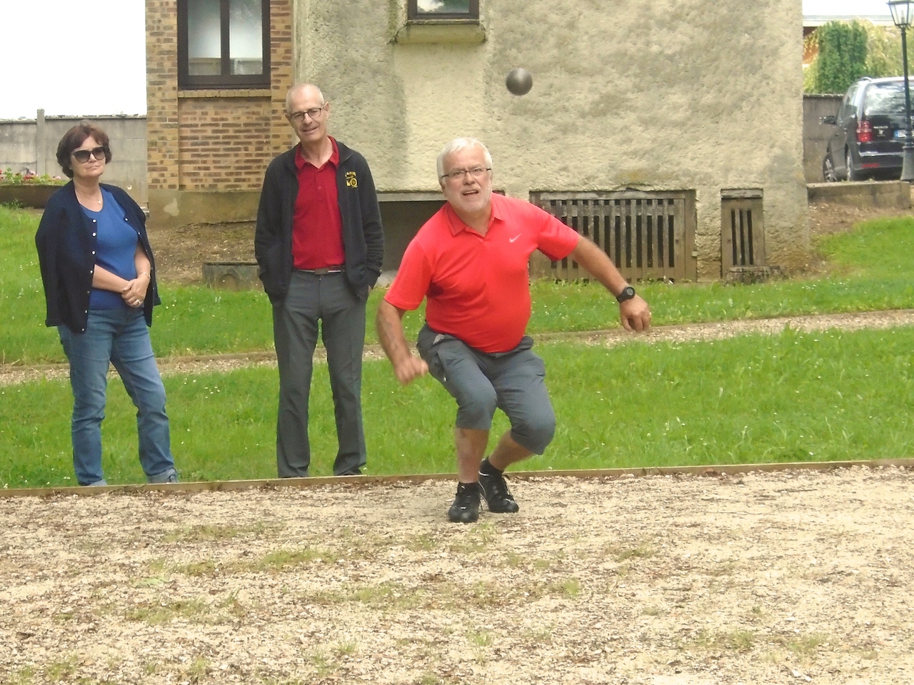 Une partie de pétanque au centre de Serbonnes