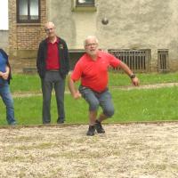 Une partie de pétanque au centre de Serbonnes