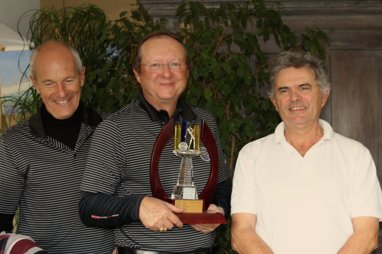 Le responsable de LA VALDAINE avec le trophée